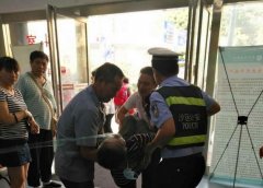男子病危 众人相助送医院