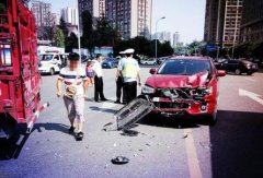 驾驶员无视“双黄线”  引发事故还受罚