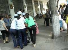 美女城管齐心协力推摩托 市民说这是套路