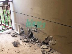 这位“权贵”真嚣张 住宅小区内挖土拆墙要造隐患房