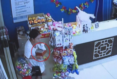 她顺走5000元现金12斤硬币 店员们都不知道
