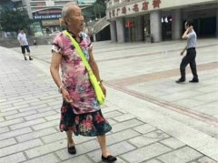 辣眼睛！重庆一老大爷穿花旗袍上街招摇