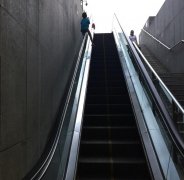 “熊孩子”电梯扶手当马骑   路人：不敢叫他