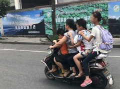 心真大！女子骑电动车载着四个小孩上路