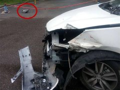 男子驾新车上路出事故  车头变成大窟窿