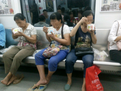 三位大妈将车厢当自家餐厅  脱了鞋子一起吃盖饭