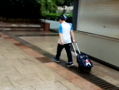 小学生雨中拉着超重书包狂奔  路人：太辛苦了