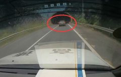 高速路上驾驶员突发疾病 执法人员紧急救助