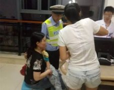 开州小孩硬币卡喉！警车开道送医