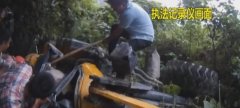铲车翻下70多米悬崖 司机逃过一劫