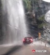 暴雨致重庆一路段多处落石塌方 市民出行要小心