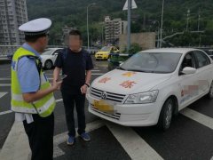 驾校教练带着学员赶考 自己科目一都考不过