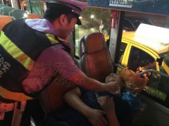公交车上乘客突发疾病 民警积极救助获好评
