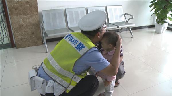 警方护送两岁高烧昏厥幼儿 与死神赛跑6分钟送达
