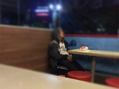 快餐店凌晨上演暖心一幕：多位食客为拾荒老人送食物