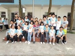 男子坚守农村中学20年 每天在校11小时