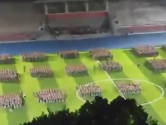 高校军训白天唱《日不落》晚上唱《种太阳》 网友：神训神歌