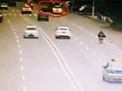 三轮横穿马路被私家车撞翻 车上两人遭抛出