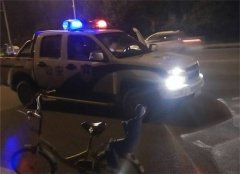 老人横穿马路不慎被撞  还差一米就上人行道