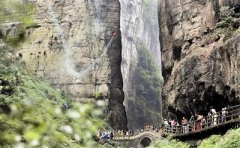 两航模飞机300米天坑舞梁祝 欲报吉尼斯纪录