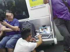 男子地铁车厢内占座直播  惹怒网友
