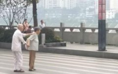 什么叫作“执子之手与子偕老” 重庆街头真实一幕让人泪奔
