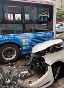 轿车追尾公交车  前保险杠几近散架