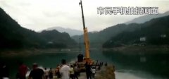 男子开车去河边钓鱼 人和车一起掉入水中