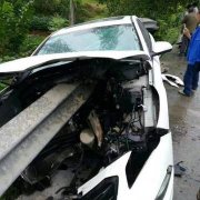 一私家车被路边防护栏刺穿 车祸现场十分惨烈