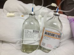 重庆首个诊所式书屋正式开放 病人边输液边看书
