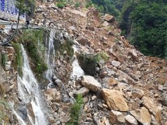 暴雨致使山体滑坡 形成4万方堰塞湖