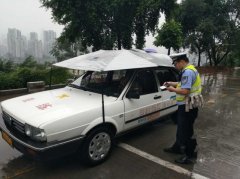 驾校教练车上撑伞 被民警拦下并罚款500元