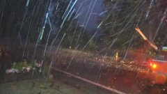 暴雨深夜来袭 居民房屋被淹周围一片汪洋