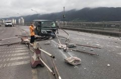 超速过弯车辆失控 钢筋穿车人无恙