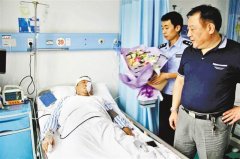 交巡警抢险时遇道路垮塌 跌落河谷受伤