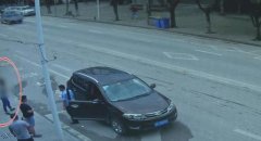 警方查车时驾驶员突然拔腿就逃