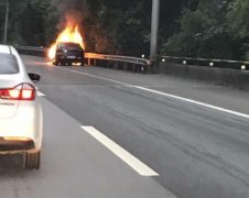 黑色轿车高速路上自燃 车头被大火包围