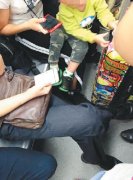 男子乘车全程跷着二郎腿  鞋子不时擦到其他乘客裤腿