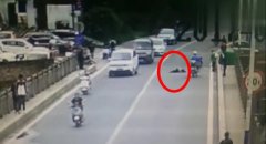 女子横穿公路被随意穿行马路的摩托车挂倒