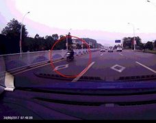 电瓶车横穿斑马线致两车追尾  车主驾车离去