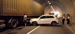 越野车撞上隧道壁 横卧在路中央