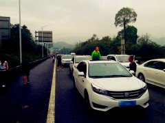 高速路上堵得慌 应急车道变健身球场