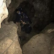小伙不慎跌入深约15米的天坑 被救时几乎奄奄一息