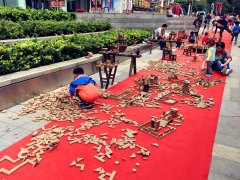 5岁萌娃街头用积木拼重庆地标建筑