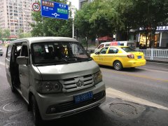 重庆面包车公交看呆外地游客  一次只能坐7人
