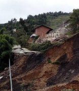 奉节山体滑坡致多间房屋垮塌 道路受损