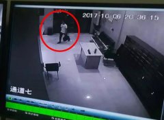 眼镜男敲门自称小区统一安防盗器 业主惨被骗