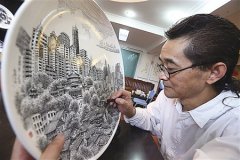 工人瓷盘上作画用坏千支笔芯 工资一半花绘画上