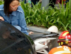 女子骑电动车被卡脚 竟被卡出一个大窟窿