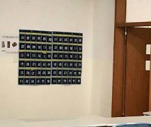 重庆一高校教室墙挂手机袋 开课前需“手机入袋”